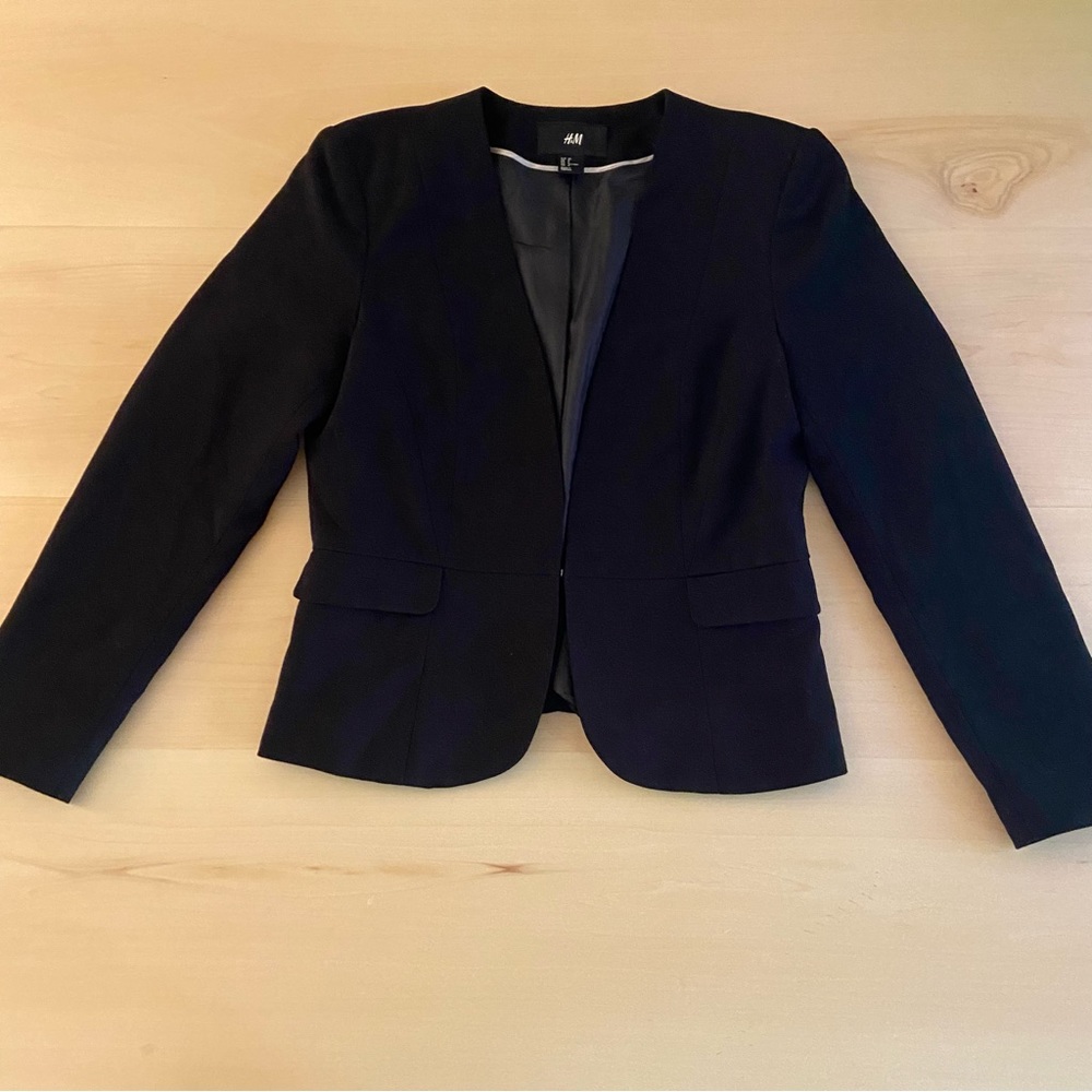 H & M size 8 black blazer. Perfect cut. Excellent condition.